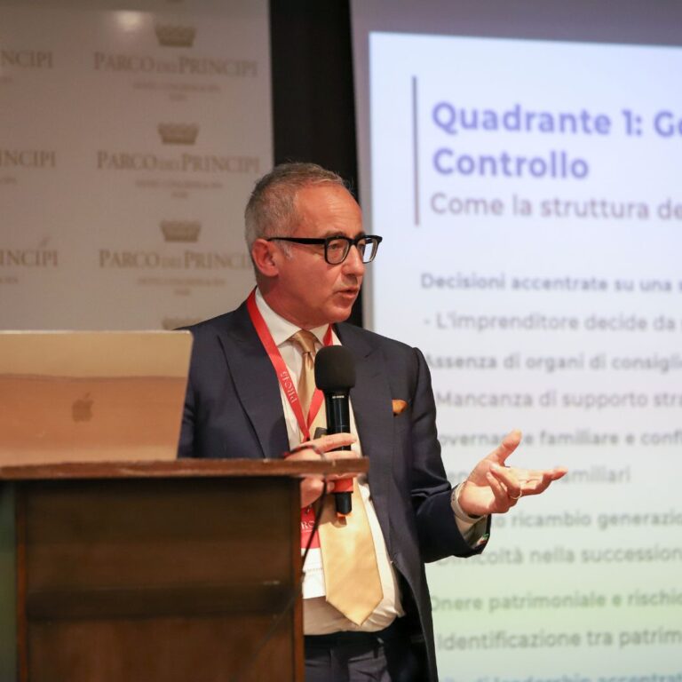 Relatore al leggio durante un intervento al Mastery Day PRO45