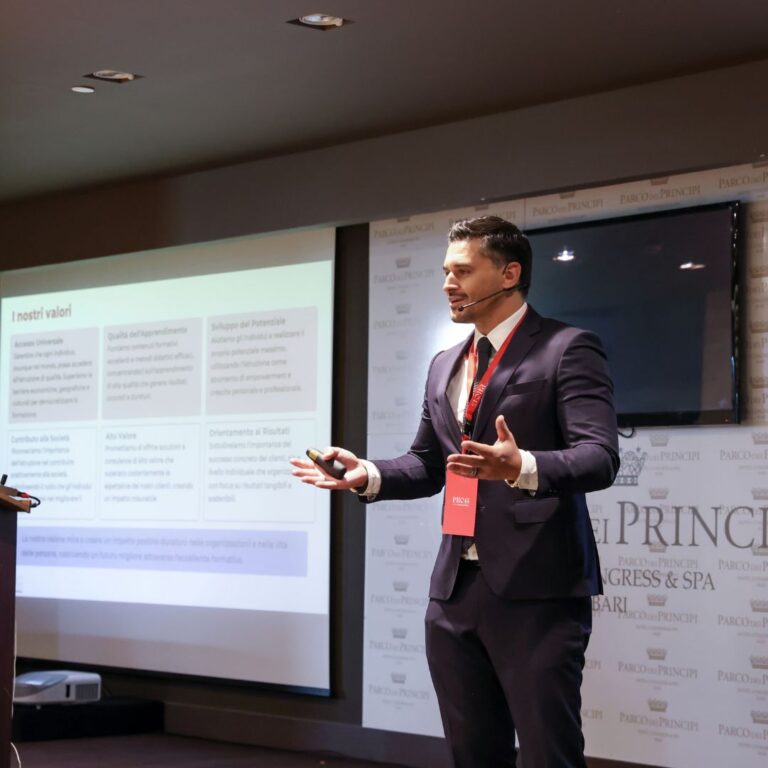 Relatore sul palco con le slide al Mastery Day PRO45